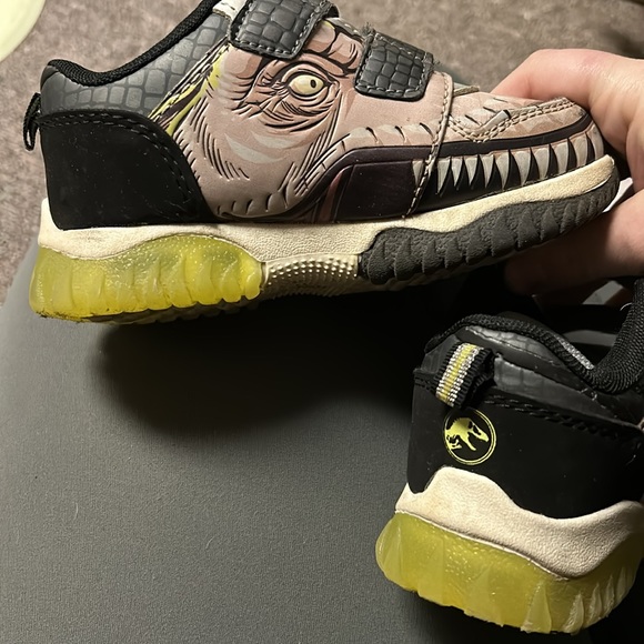 Light up Jurassic Park kids sneakers size 10 - Picture 4 of 4